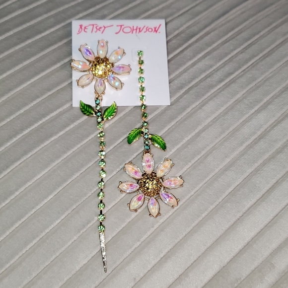 NWT Betsey Johnson Daisy Mismatched Earrings - Picture 4 of 13